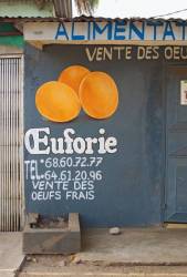 Ici c'est bon - Les enseignes du petit commerce en Afrique de l’Ouest de Clément Criseo et Malou Verlomme